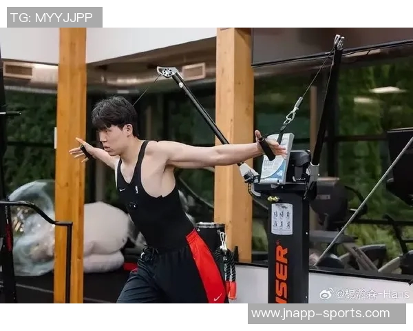 杨瀚森赛季初展现出色表现生活中也逐渐融入团队氛围